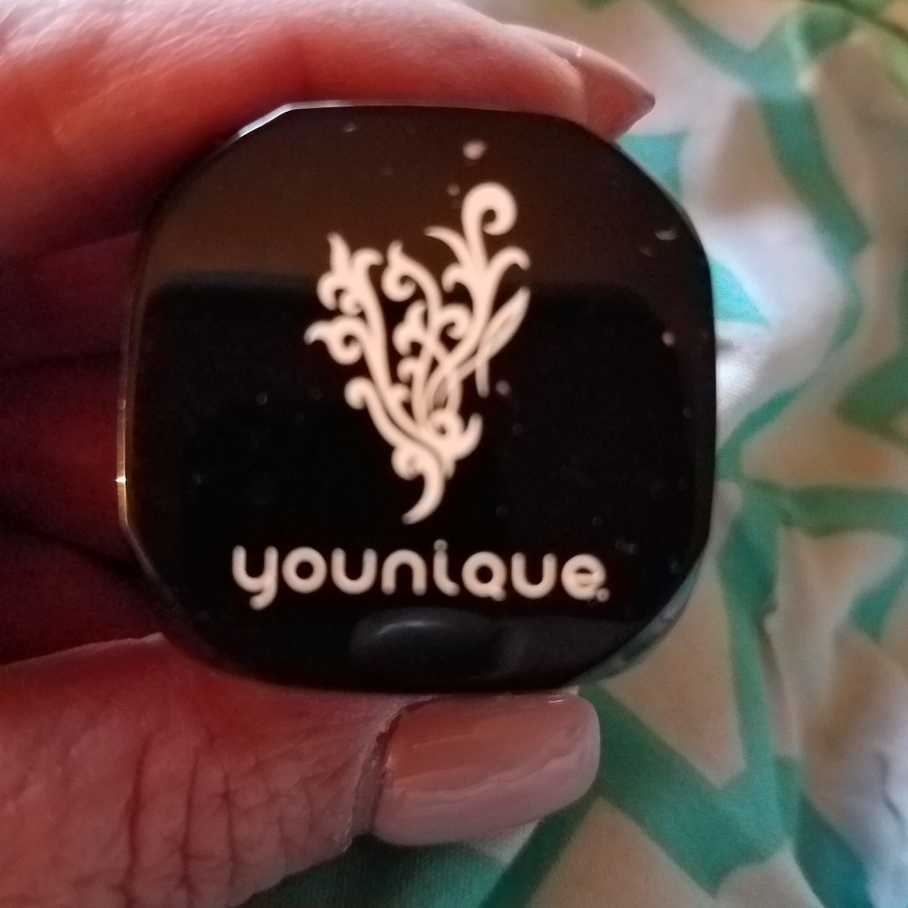 Younique Eyeshadow Pigment Glamorous